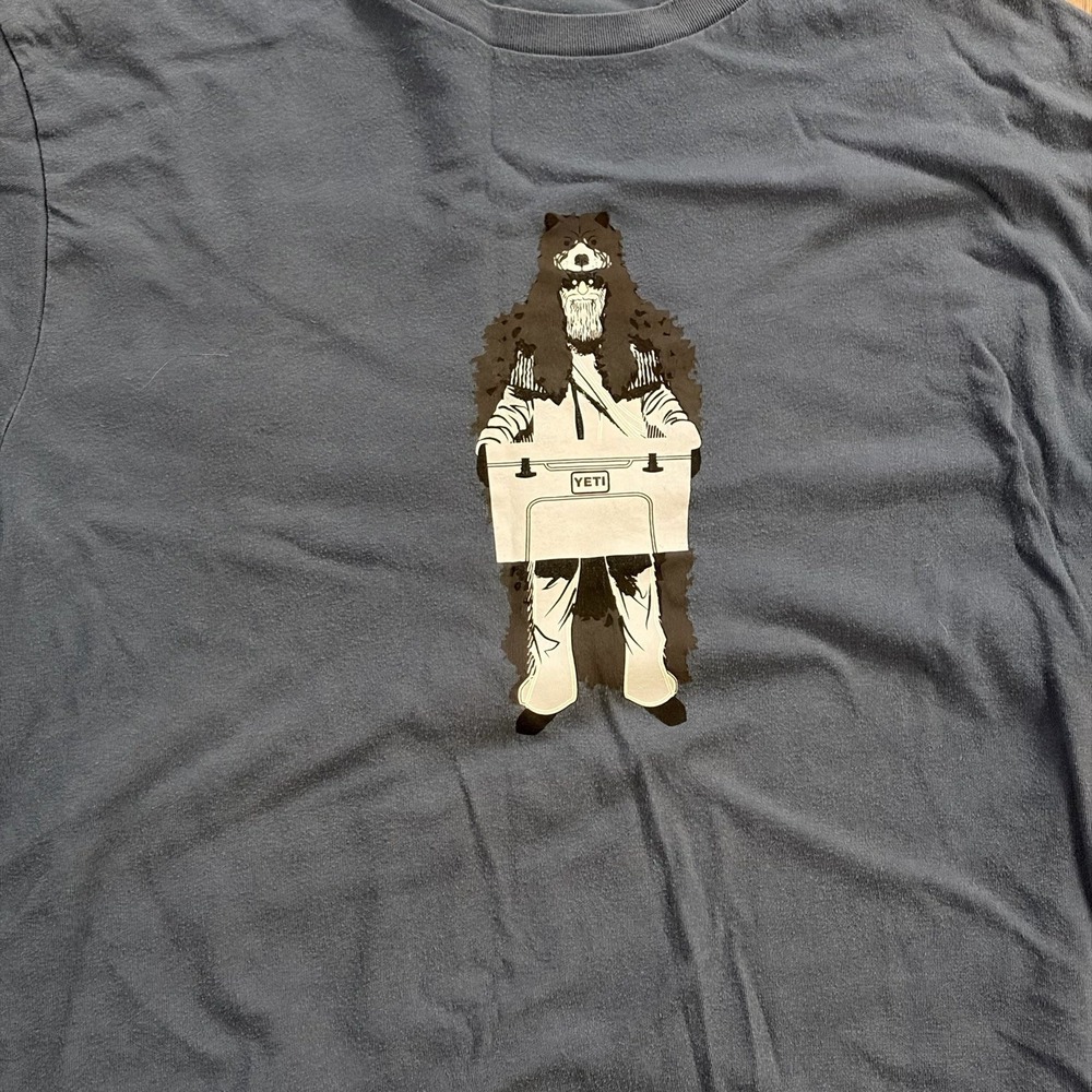 Yeti Mountain Man Holding Cooler Blue Mens Size L Short Sleeve Tee Shirt - Picture 2 of 8